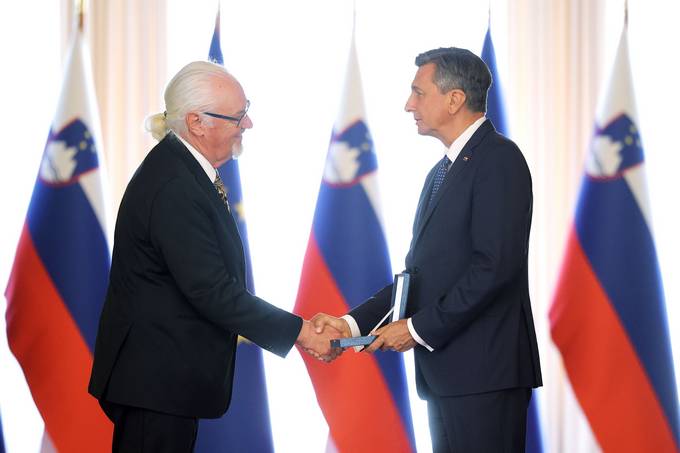 Za delo in zasluge pri razvoju godbeništva in glasbene kulture na Slovenskem prejme Ervin Hartman medaljo za zasluge.
